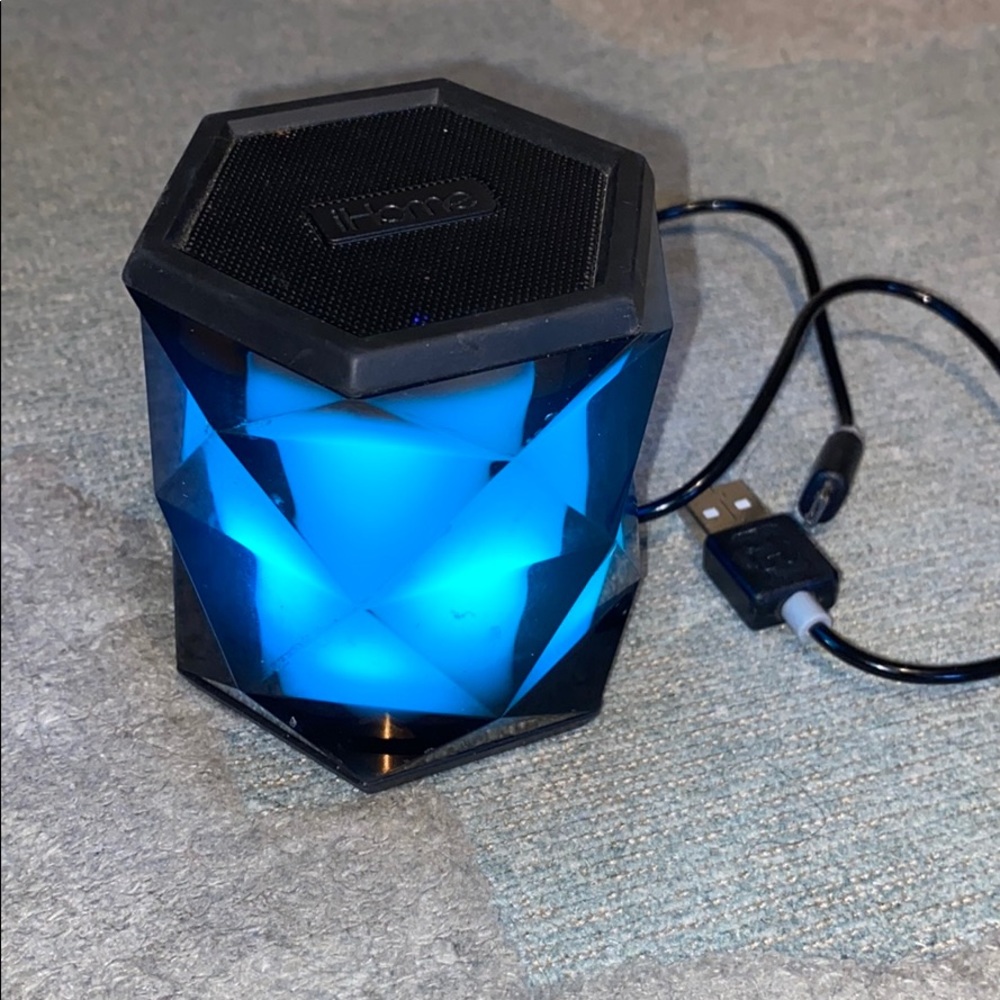 iHome speaker with charger